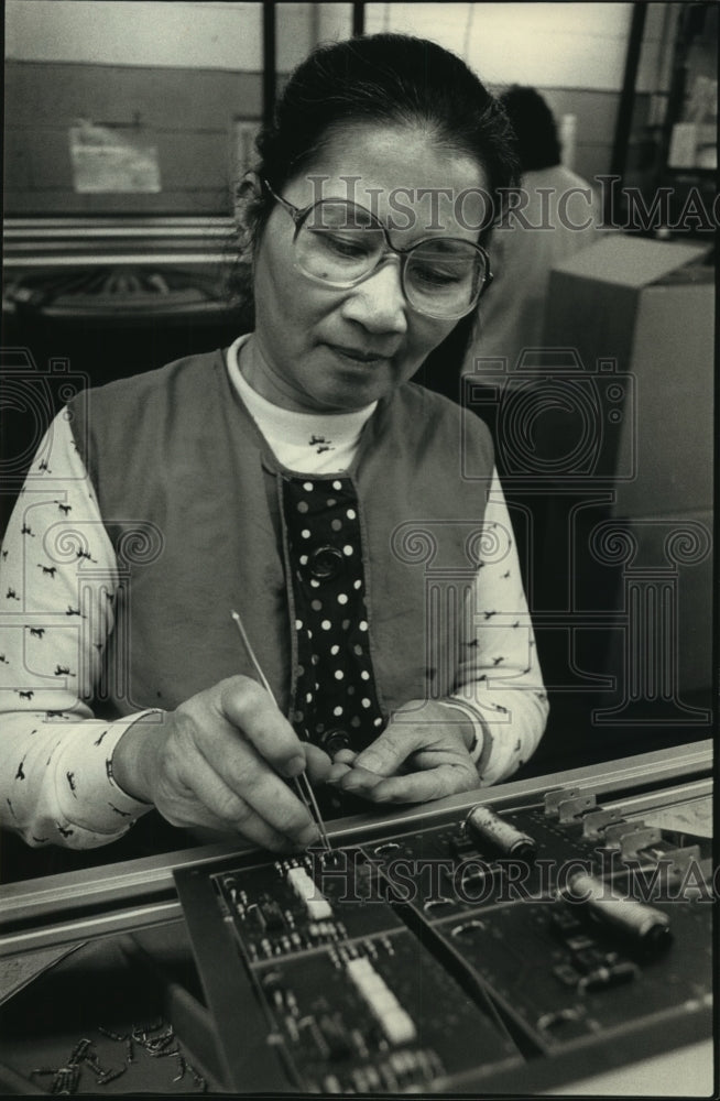 1989 Press Photo Thuy Tran making circuit board at Stearns a Milwaukee company. - Historic Images