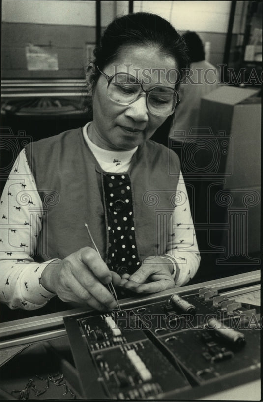 1989 Press Photo Thuy Tran making circuit board at Stearns a Milwaukee company. - Historic Images