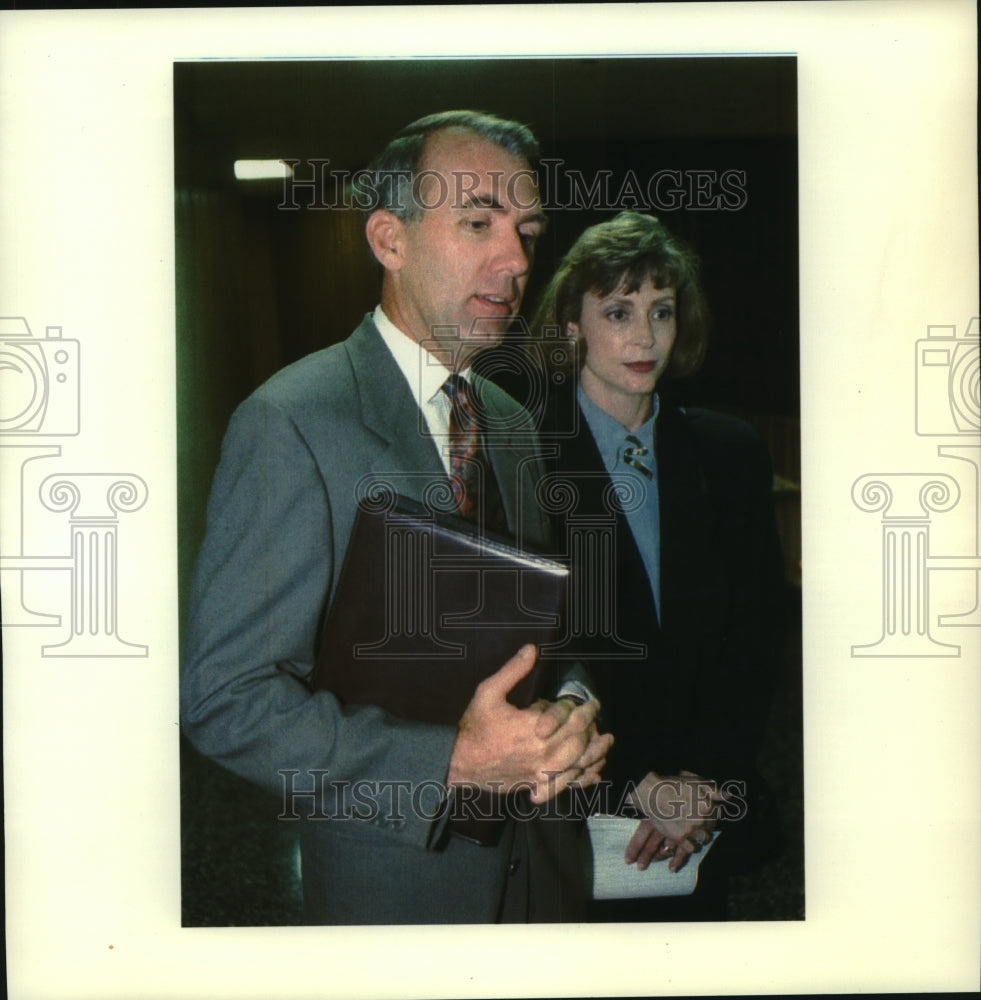 1992 Press Photo Steven Staggs and wife on the courthouse steps in Madison. - Historic Images