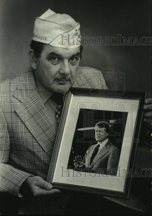 1977 Press Photo John Schurrer, and photo of President-Elect Carter, Milwaukee. - Historic Images