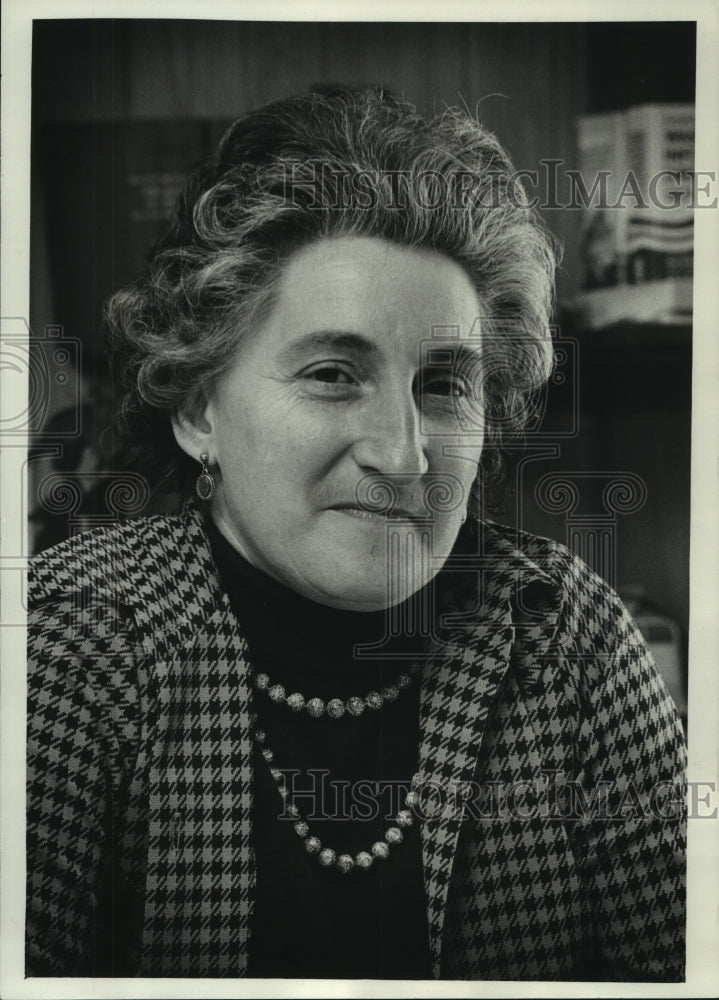 1979 Press Photo Helen Schutten, clerk of the town of Caledonia, Wisconsin. - Historic Images