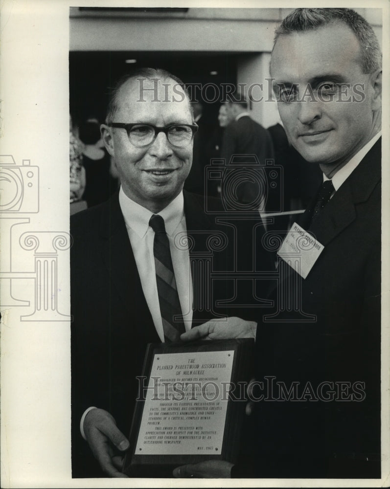 1969 Press Photo Harvey W. Schwandner with award - Planned Parenthood dinner-Historic Images
