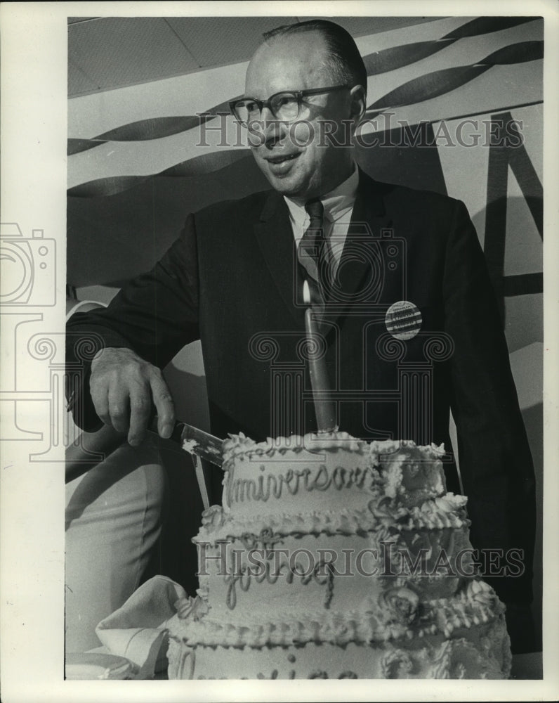 1966 Press Photo Harvey Schwander, Executive Editor Milwaukee Journal Sentinel - Historic Images