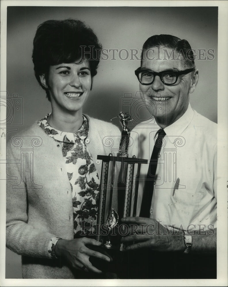 1965 Press Photo Bonnie Schwegler & Carl Echrich hold trophies from golf league- Historic Images