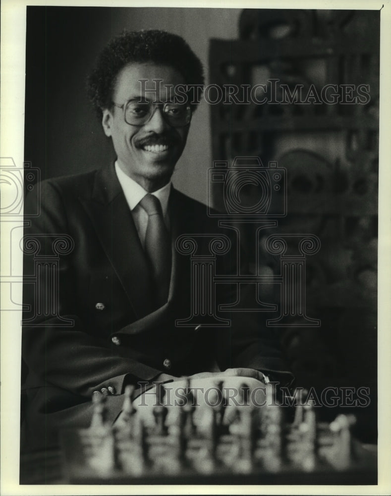 1982 Press Photo University of Wisconsin professor Tom W. Shick - mjb93430 - Historic Images