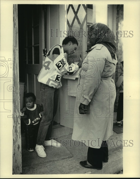 1985 Press Photo Linda Beamon signs petition at Milwaukee Housing Project-Historic Images