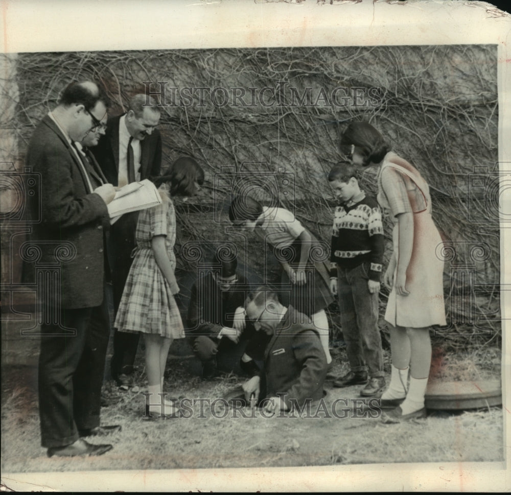 1963 Press Photo Iowa congressman Fred Schwengel leads tour of Civil war site - Historic Images