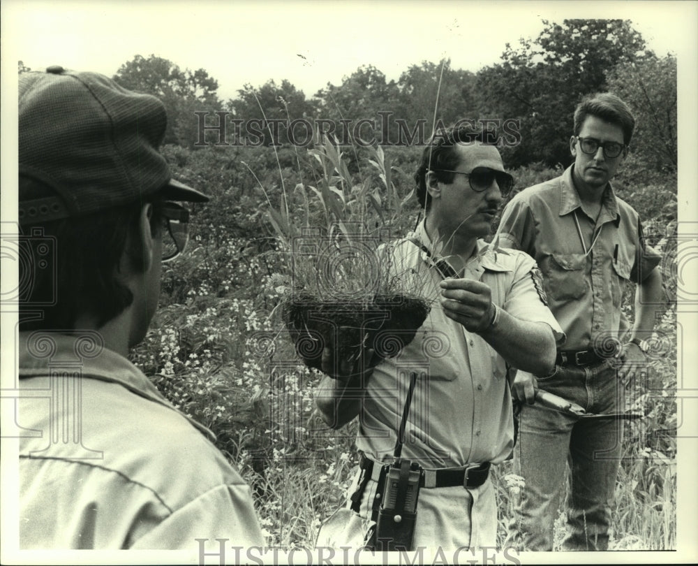 1989 Press Photo Naturalist Jerry Schwarzmeier showed the group what to look for-Historic Images