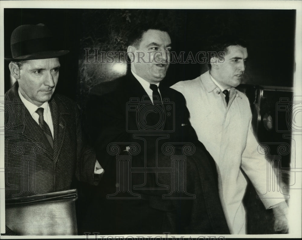 1968 Press Photo Robert Schwartz taken to Federal Court in Mafia-connected case - Historic Images