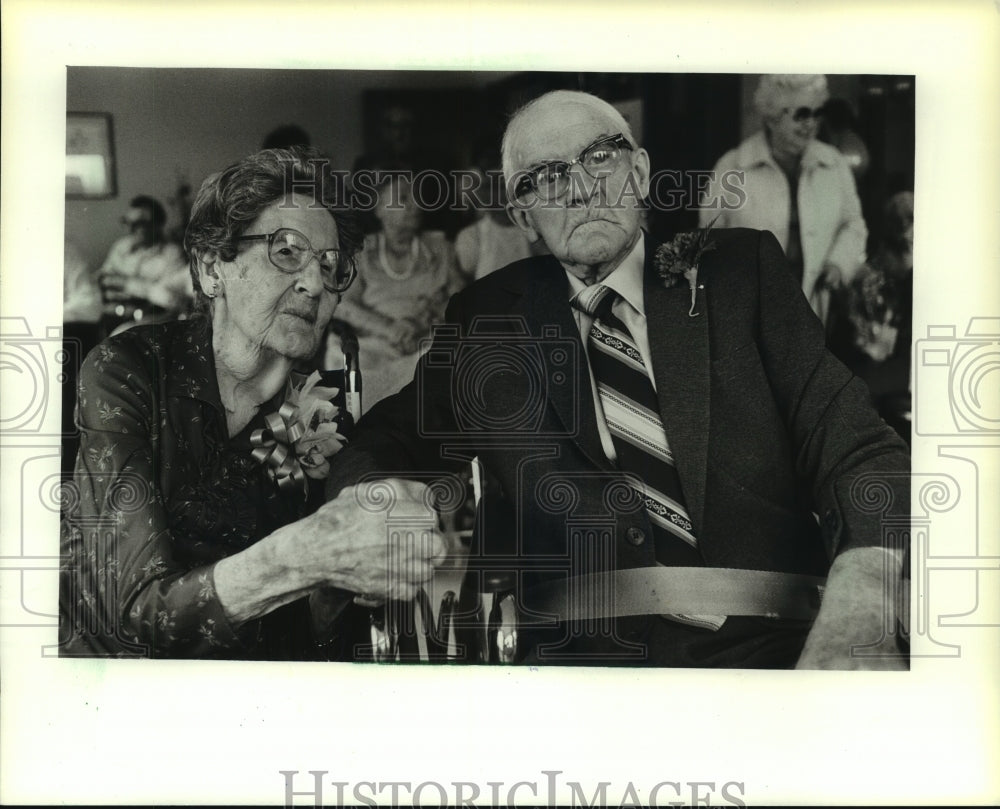 1983 Press Photo Victor Schwartz &amp; wife celebrate his 100th birthday, Milwaukee - Historic Images