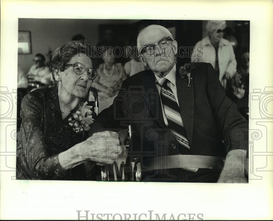 1983 Press Photo Victor Schwartz & wife celebrate his 100th birthday, Milwaukee - Historic Images