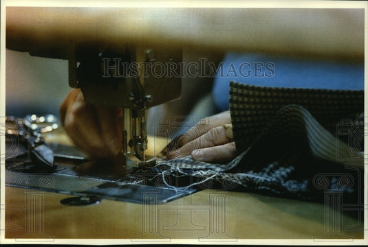 1993 Press Photo Workers at Schweiger Industries use ergonomic scissors - Historic Images