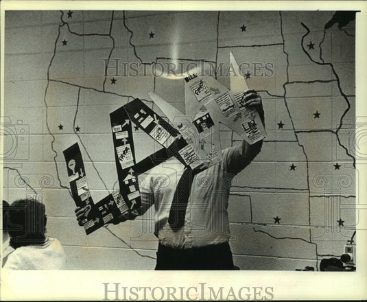 1982 Press Photo Michael Shoemaker, Freedom High School teacher, Wisconsin - Historic Images