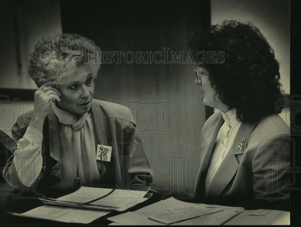 1990 Press Photo Two ladies talking about Parkinson&#39;s Disease - mjb93572 - Historic Images