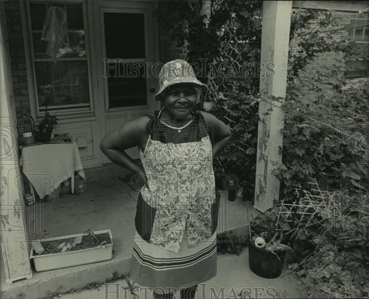 1985 Press Photo Lillie McKinney in front of her apartment Parklawn - mjb93573 - Historic Images