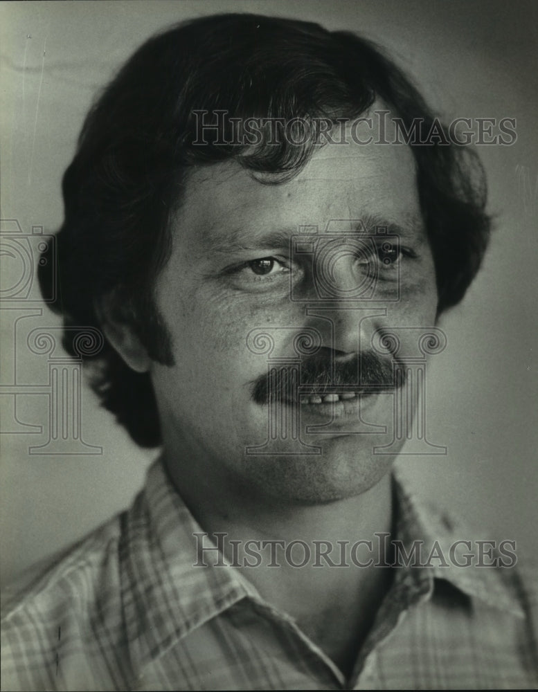 1982 Press Photo Kenneth Schmitz, Village Board Member, Butler, Wisconsin - Historic Images