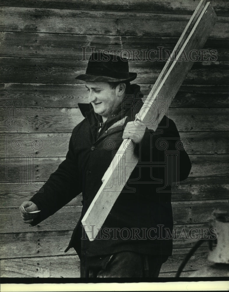 1984 Press Photo Ammon Sander helps build house for friend - mjb93716 - Historic Images