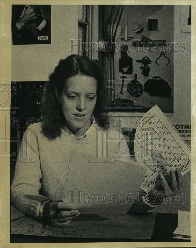 1982 Press Photo Susan Sanders at work in her office at Action - mjb93730 - Historic Images