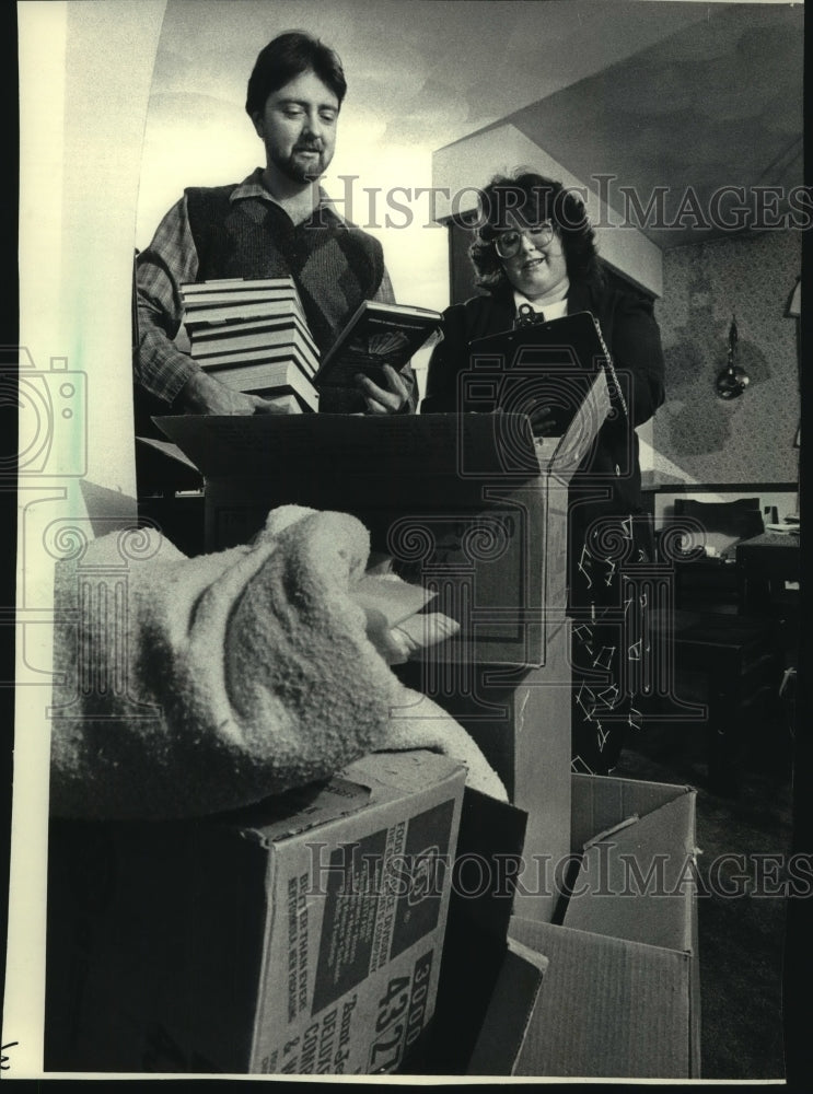 1986 Press Photo GM Employee Randy Schmidt and wife Mary packed for Indiana - Historic Images