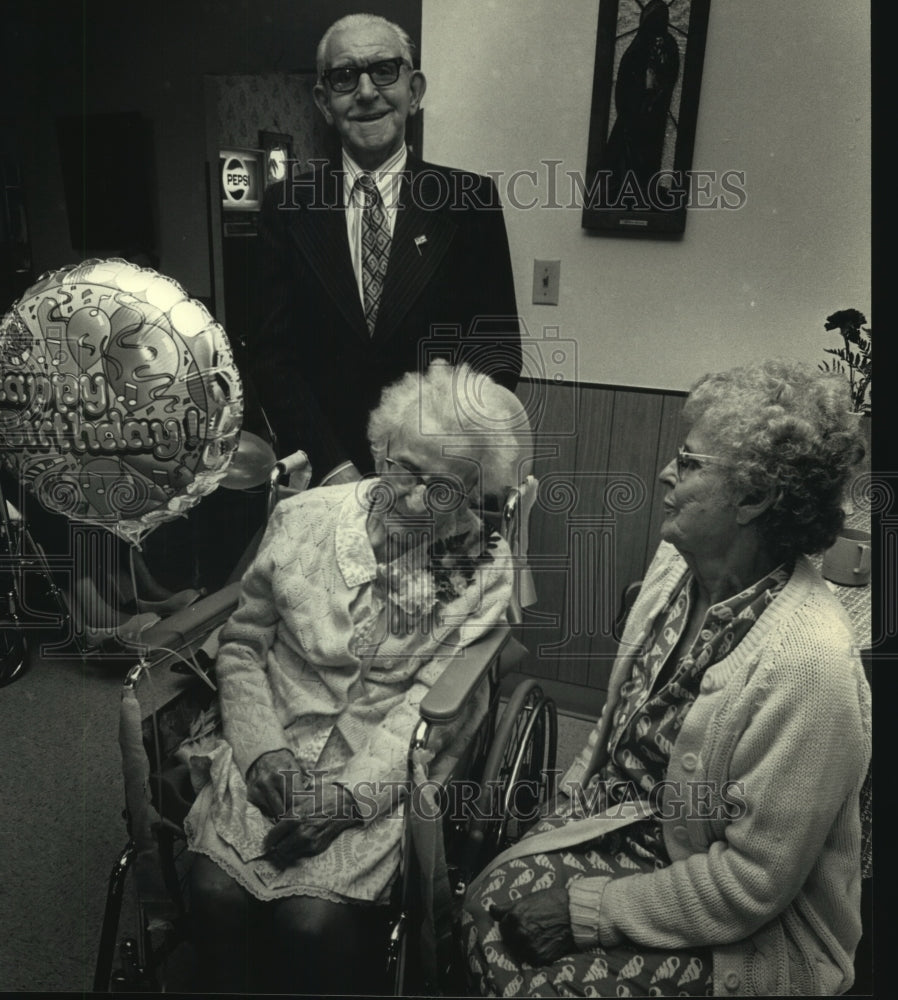 1986 Press Photo Amalia Schmidt celebrates 105th birthday with family from Graft - Historic Images