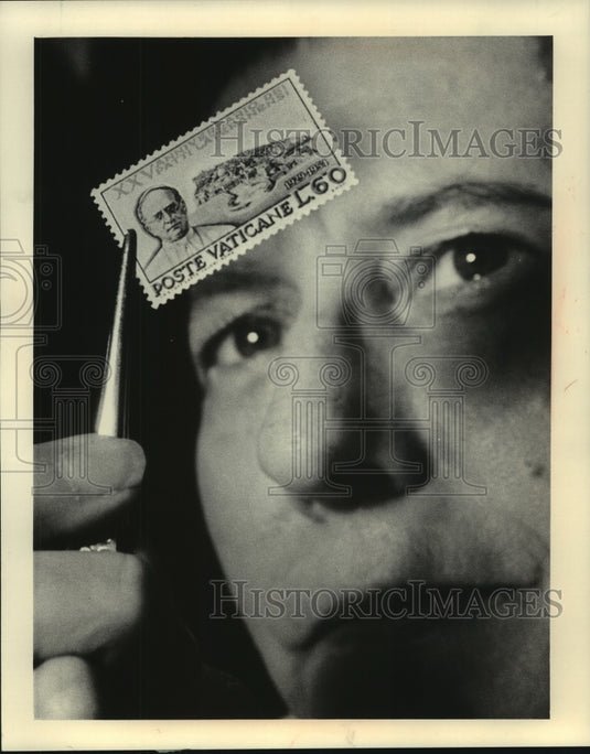 1983 Press Photo Ione Madritsch of Milwaukee checks watermark on Vatican stamp - Historic Images