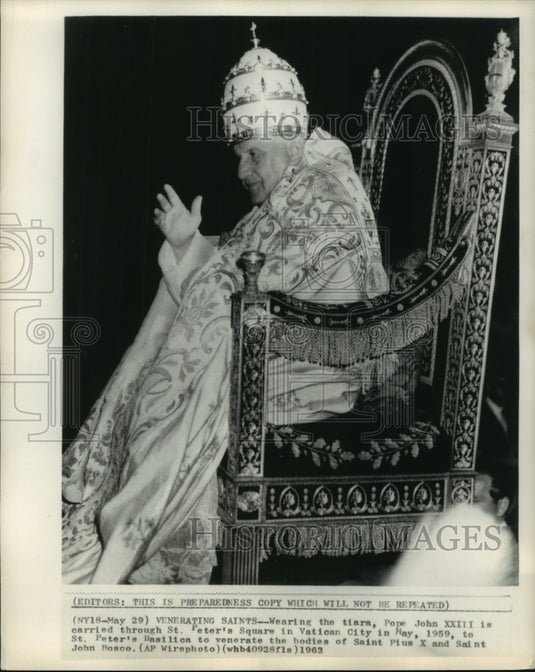 1959 Press Photo Pope John XXIII is carried in Saint Peter's Square in Rome-Historic Images