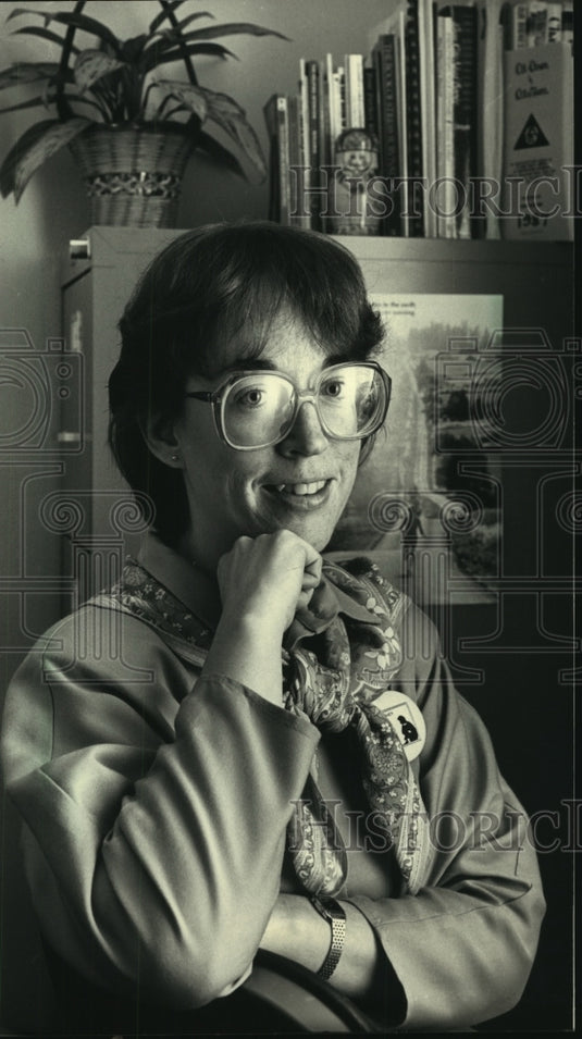 1987 Press Photo Carol Pook a social worker Nicolet High School counsels kids. - Historic Images