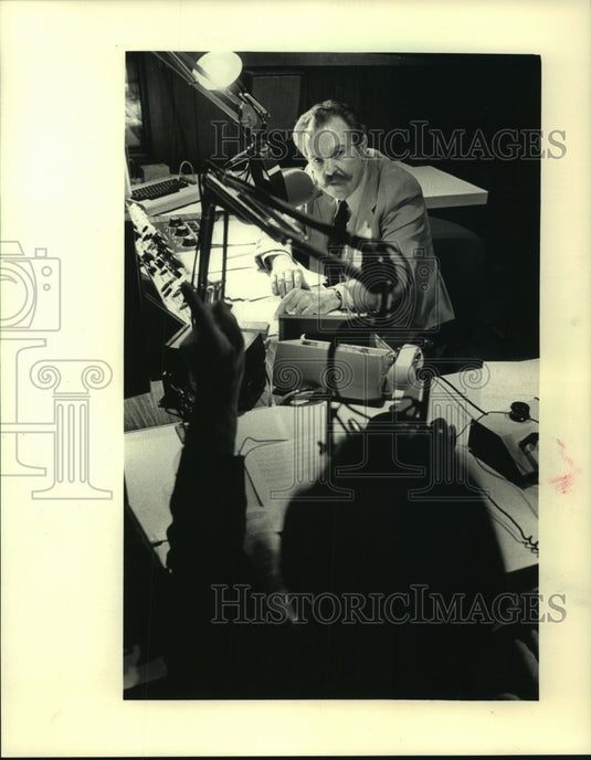 1987 Press Photo Bob Sanders, WISN radio live broadcast talk show with guest. - Historic Images