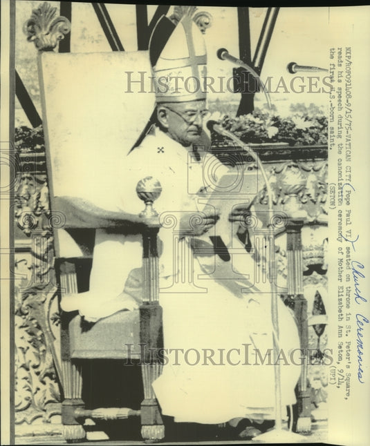 1975 Press Photo Pope Paul VI on throne in St. Peter's Square, reads speech - Historic Images