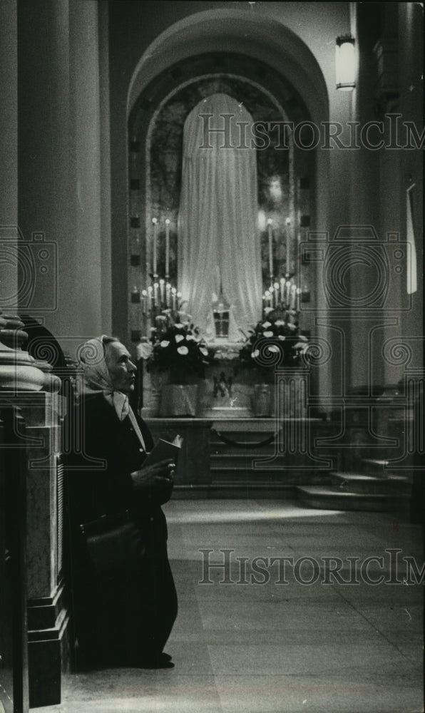 1963 Women knelt in prayer at St. John&#39;s cathedral-Historic Images