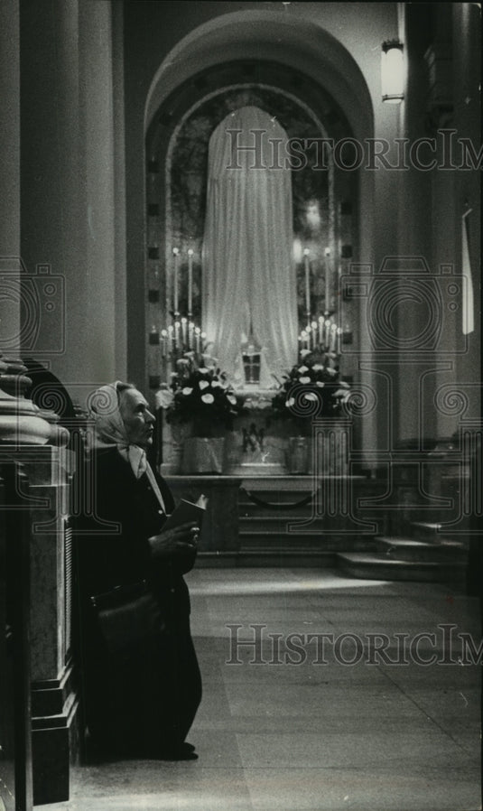 1963 Women knelt in prayer at St. John's cathedral-Historic Images