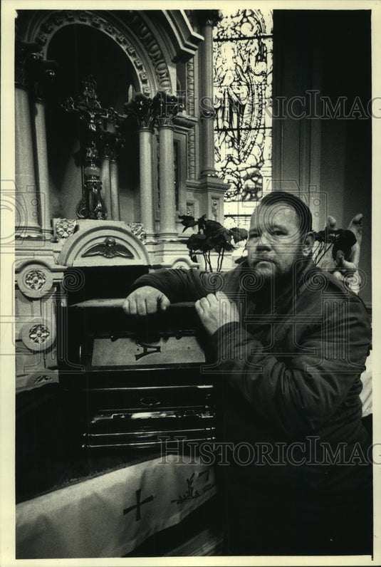 1988 Press Photo William Drewek examines tabernacle-St. Hyacinth Catholic Church - Historic Images