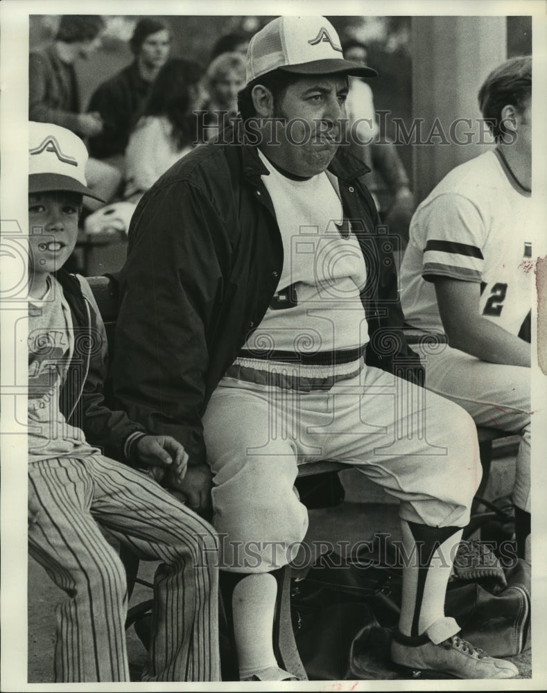 1972 Press Photo Fred Schlueter, manager of Ace World Movers softball team - Historic Images