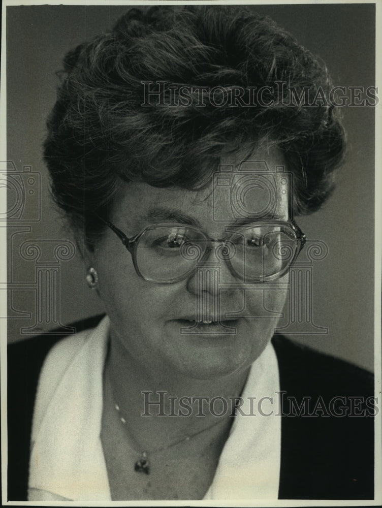 1989 Press Photo Eileen Sheil, assistant professor at UWM School of Nursing - Historic Images