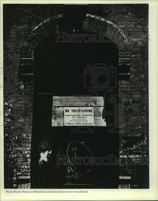 1981 Press Photo Milwaukee Mayor John Black's house now demolished - mjb94159 - Historic Images