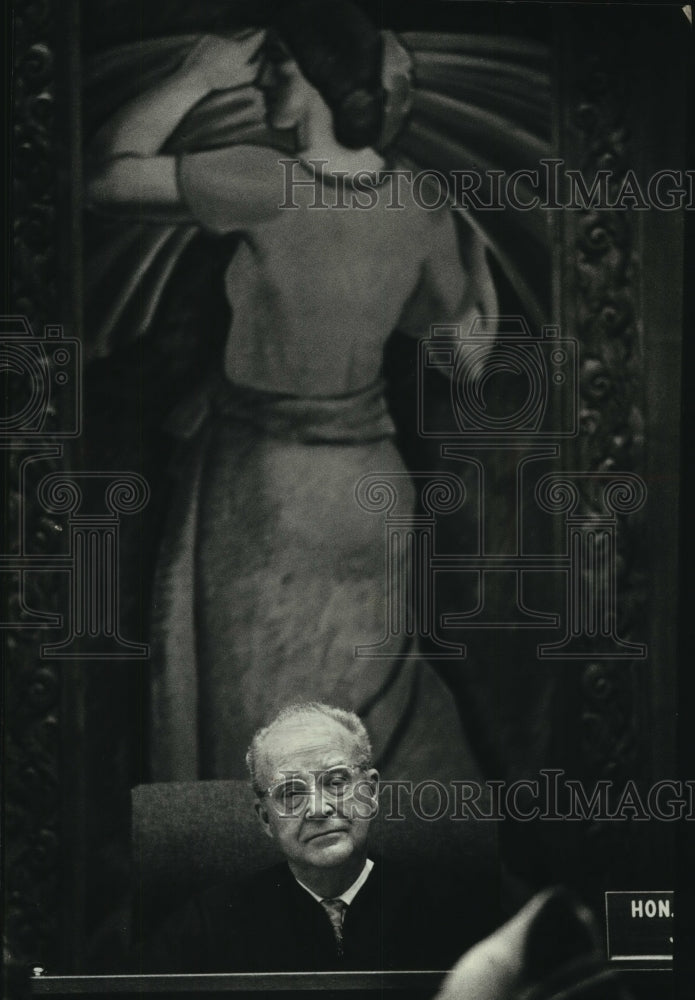 1990 Press Photo Milwaukee County chief judge, Patrick T. Sheedy, during hearing - Historic Images