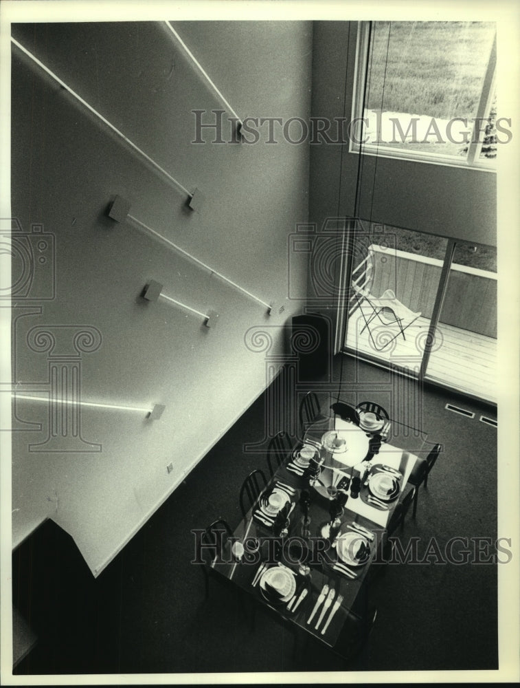 1989 Press Photo Sculpture by Dennis Felber on Archie Sarazin&#39;s Dining Room Wall-Historic Images