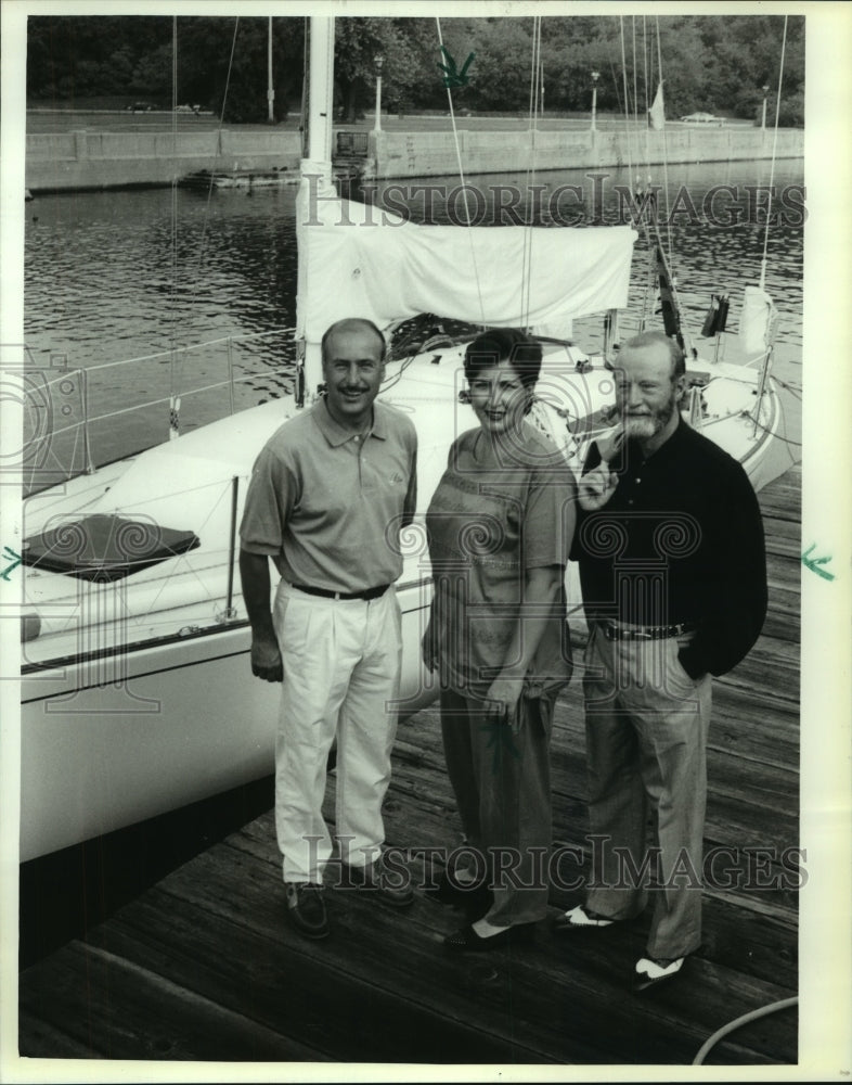 1994 Press Photo Milwaukee Yacht Club Members Prepare Boat for Cancer Fundraiser - Historic Images