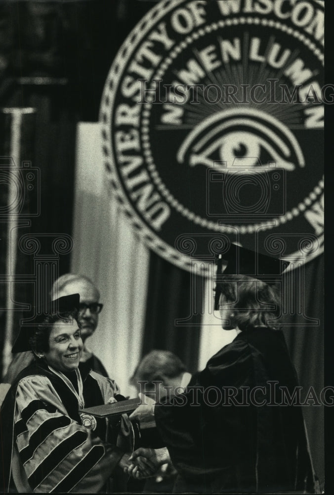 1992 Press Photo University Chancellor Donna Shalala hands out diplomas - Historic Images