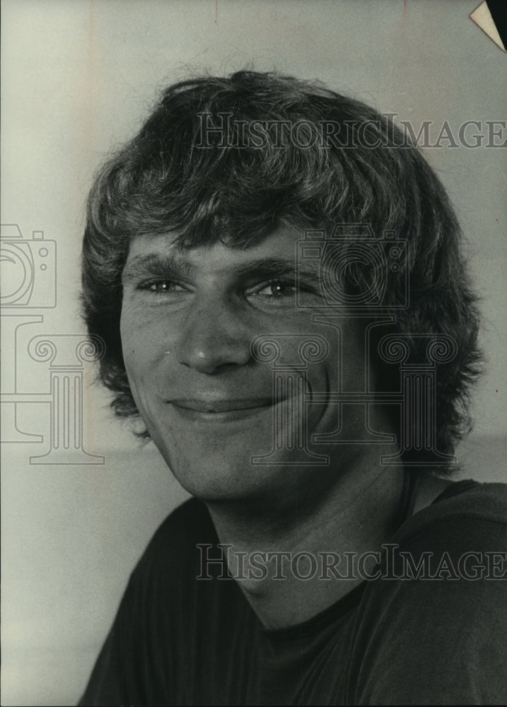 1977 Press Photo Bob Schmitt, a young gadfly to Brookfield Town Board - Historic Images