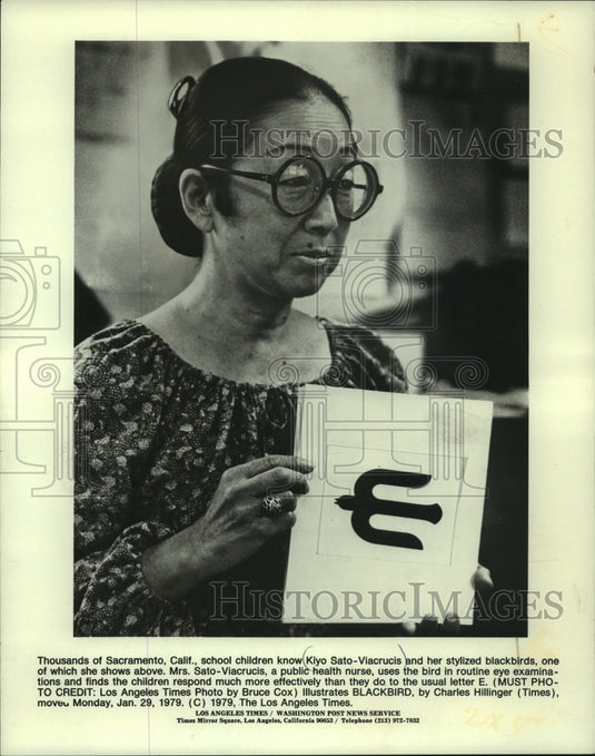 1976 Press Photo Sacramento School Teacher, Kiyo Sato-Viacrucis Holding Sign - Historic Images