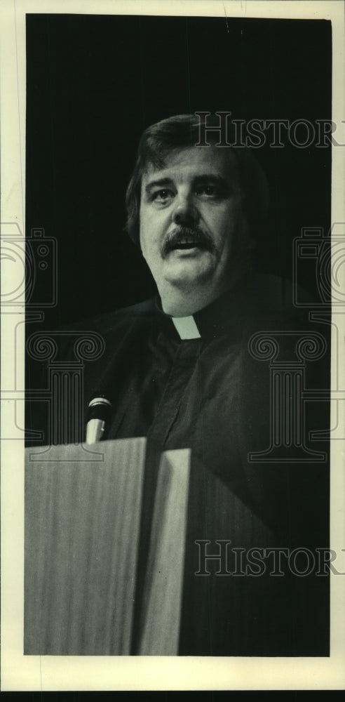 1985 Press Photo Father John Shea teaches at St. Mary of the Lake Seminary, IL - Historic Images