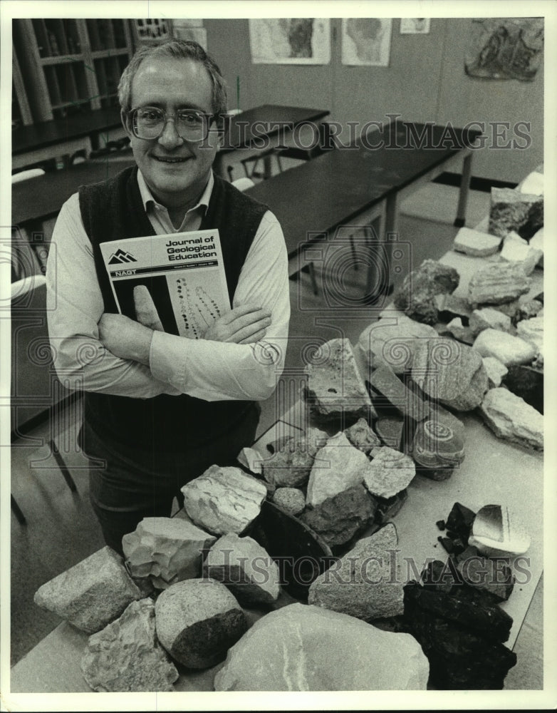 1985 Press Photo James Shea, Wisconsin professor of Geology at UW-Parkside - Historic Images