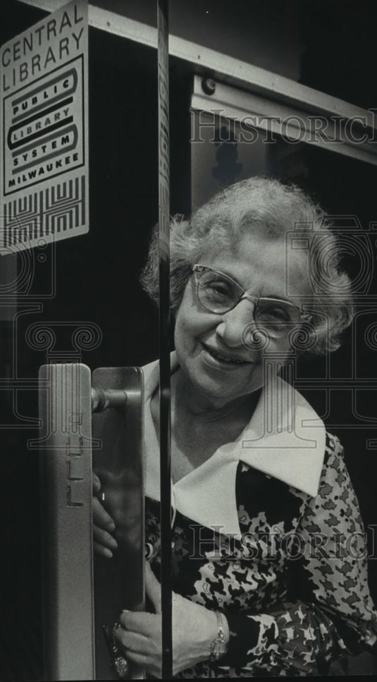 1974 Press Photo Milwaukee Public Library's Ruth Shapiro is back at work again-Historic Images