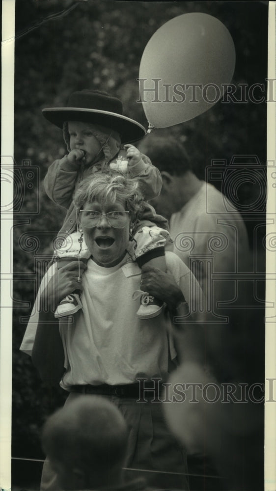 1993 Press Photo Rita Willis and kids enjoy Baby Days at Sheboygan Medical. - Historic Images