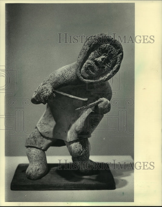 1983 Press Photo Eskimo drummer carved of whalebone Kohler Arts Center Wisconsin - Historic Images