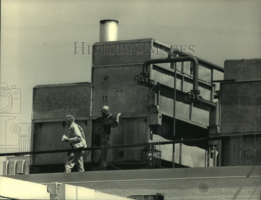 1986 Press Photo Officials took water samples from cooling tower Wisconsin - Historic Images