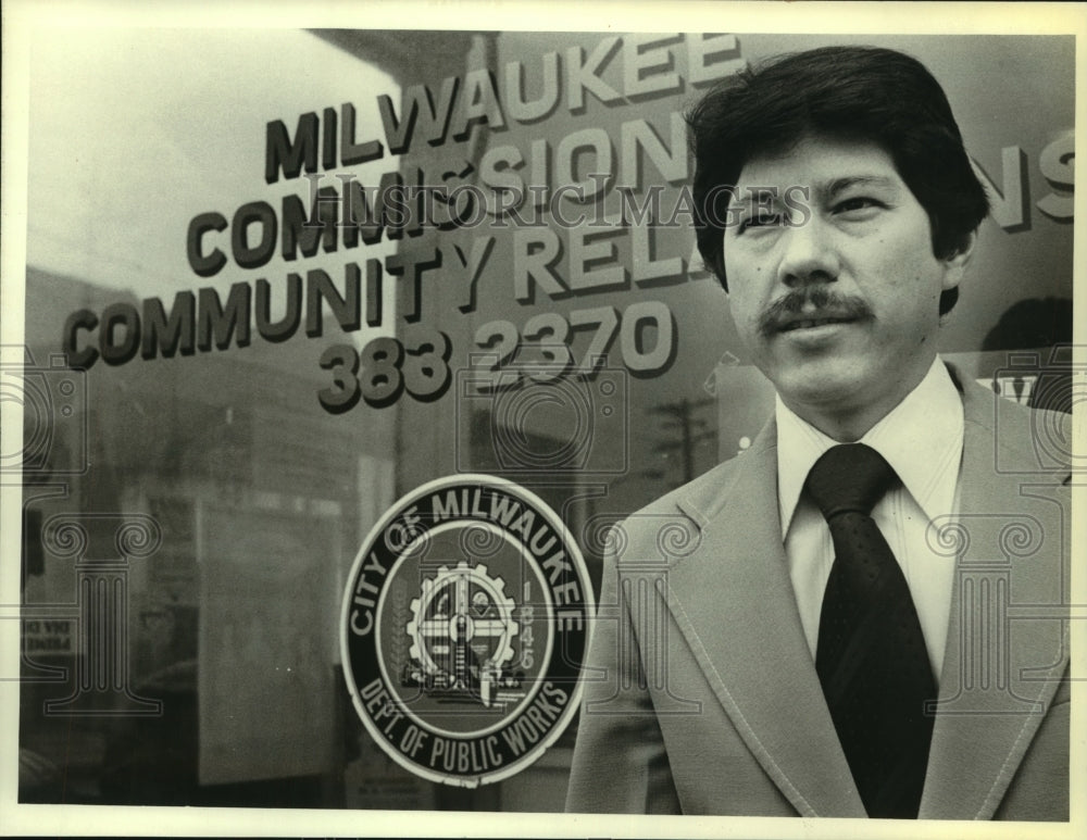 1980 Press Photo Alfredo Santos supervisor of Commission on Community Relations - Historic Images
