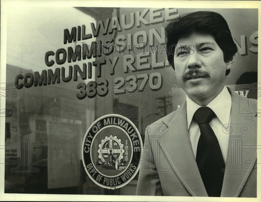 1980 Press Photo Alfredo Santos supervisor of Commission on Community Relations - Historic Images