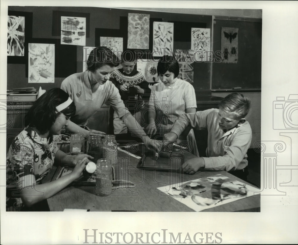 1963 Press Photo Mrs. Schmidt&#39;s art class at Bayside School Milwaukee - Historic Images